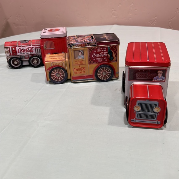 Three Coca-Cola Tins - Picture 2 of 7